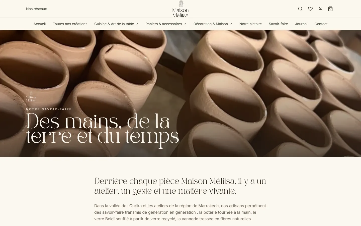 Page savoir-faire de Maison Mélitsa : poteries crues alignées et titre Des mains, de la terre et du temps